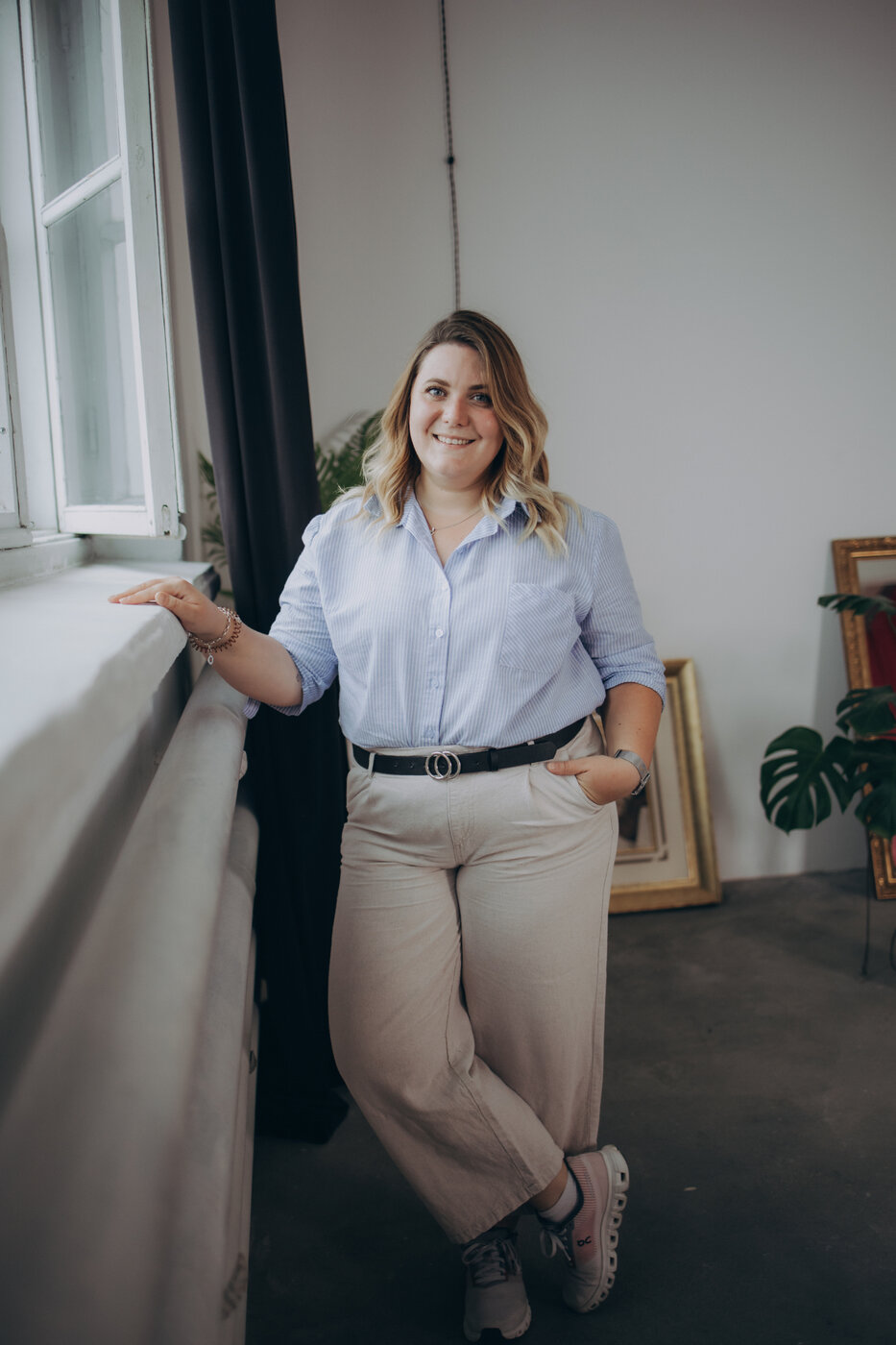 Natalia Pesendorfer, Fotografin und Grafikdesignerin, im Studio am Fenster